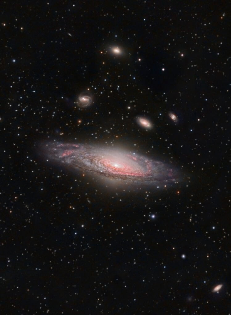 NGC 7331 و کهکشان‌های دورتر