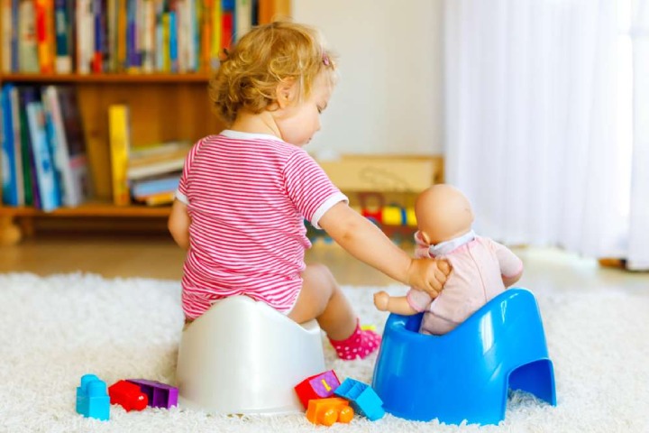 استفاده از ابزار سرگرم‌کننده برای گرفتن کودک از پوشک