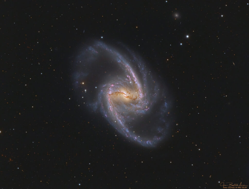 این تصویر رنگی واضح، نواحی برجسته و متمایل به قرمز تشکیل ستاره را در NGC 1365 و در امتداد بازوهای مارپیچی آن نشان می‌دهد.