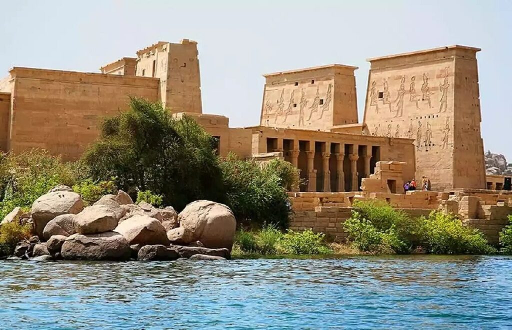 جزیره فیله، به‌عنوان نام فرودگر روزتا انتخاب شد