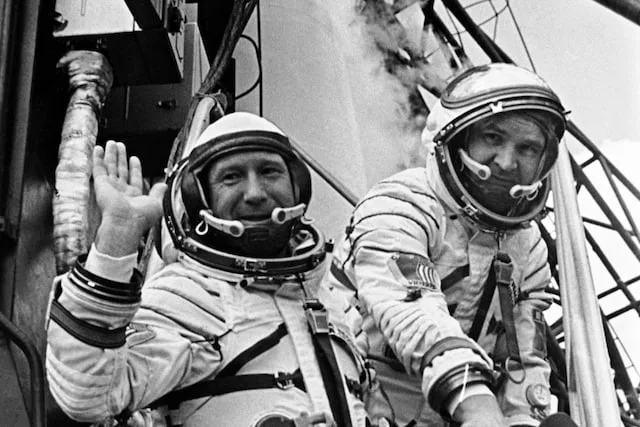 1710820118 924 اولین راهپیمایی در فضا توسط الکسی لئونوف آفتاب شرق.webp