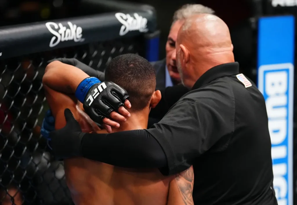 حذف مبارز برزیلی از UFC بعد از گاز گرفتن گوش حریف + ویدئو_آفتاب شرق 29 حذف مبارز برزیلی از UFC پس از گاز گرفتن گوش حریف + ویدئو