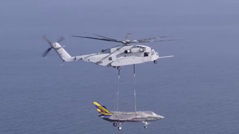 هلیکوپتری که یک جنگنده اف-35 را حمل می کند_آفتاب شرق 16 هلیکوپتر هلیکوپتر CH-53K King Stallion در حال حمل یک جت جنگنده F-35 Lightning II