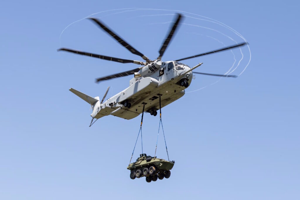 هلیکوپتر هلیکوپتر CH-53K King Stallion در حال حمل یک جت جنگنده F-35 Lightning II
