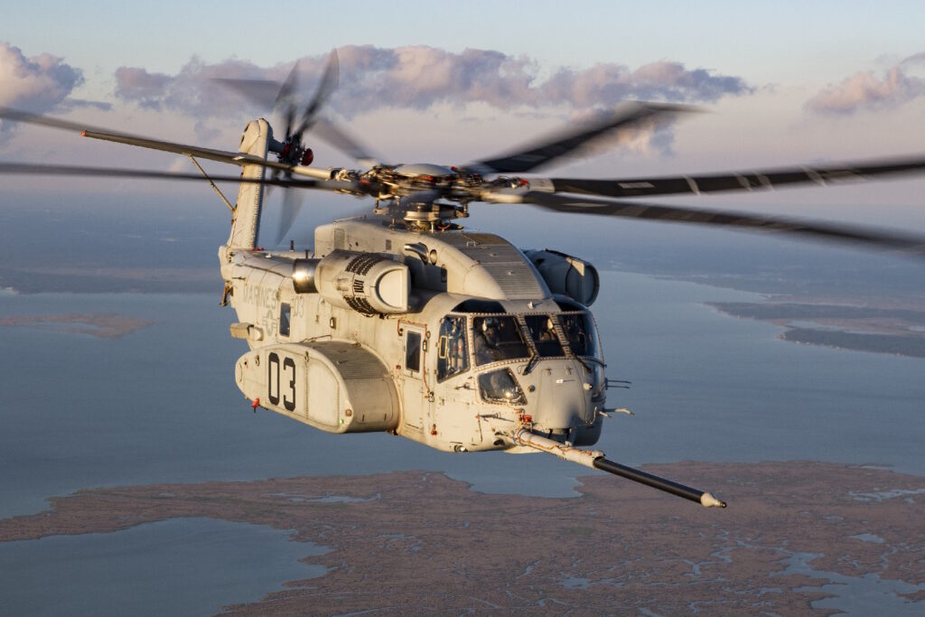 هلیکوپتر هلیکوپتر CH-53K King Stallion در حال حمل یک جت جنگنده F-35 Lightning II
