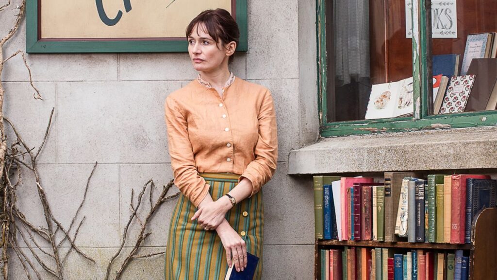 فیلم هایی که شما را برای خواندن کتاب ترغیب میکند_آفتاب شرق 27 The Bookshop