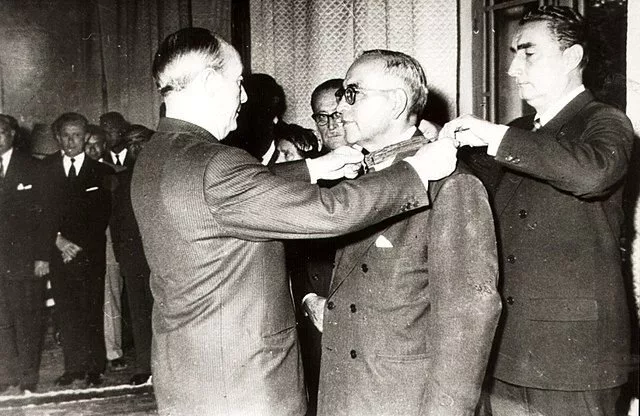 بیوگرافی محمود حسابی؛ زندگینامه پدر علم فیزیک ایران_آفتاب شرق 15 نشان افتخار محمود حسابی