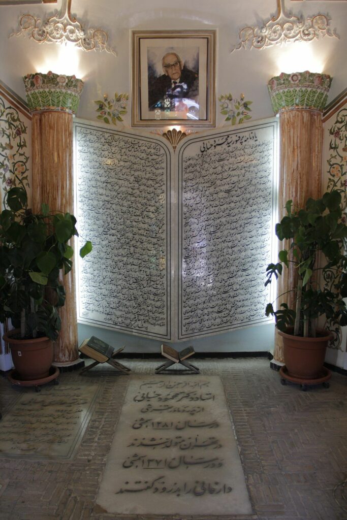 بیوگرافی محمود حسابی؛ زندگینامه پدر علم فیزیک ایران_آفتاب شرق 16 آرامگاه محمود حسابی