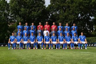 مدافع قهرمانی با کت و شلوار راهی آلمان شد (عکس)‌