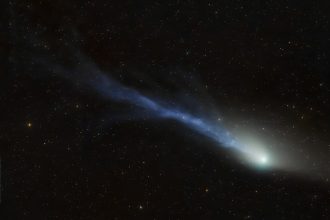 دم اولبرس توسط باد ناشی از یک خورشید فعال، به‌صورت گیسوی گرد و غباری و کمای مایل به سبز دیده‌ می‌شود.