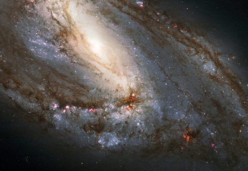 مسیه 66 که با نام NGC 3627 نیز شناخته می‌شود، درخشان‌ترین کهکشان از سه کهکشان سه‌گانه لئو است