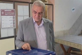 وزیر بهداشت رای خود را به صندوق انداخت