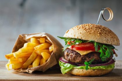 چرا خوردن دو همبرگر بهتر از خوردن یک همبرگر با سیب‌زمینی است؟