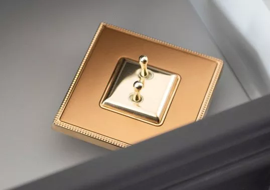 زم، تولیدکننده لوکس‌ترین و مدرن‌ترین «کلید و پریز» در ایران