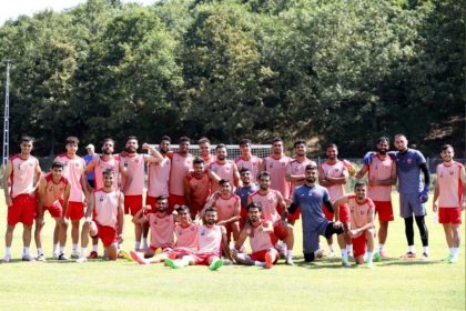 عکس کامل پرسپولیس گاری دو منهای یک نفر!