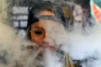 مصرف ویپ بعد از ترک سیگار، خطر ابتلا به سرطان ریه را افزایش می‌دهد
