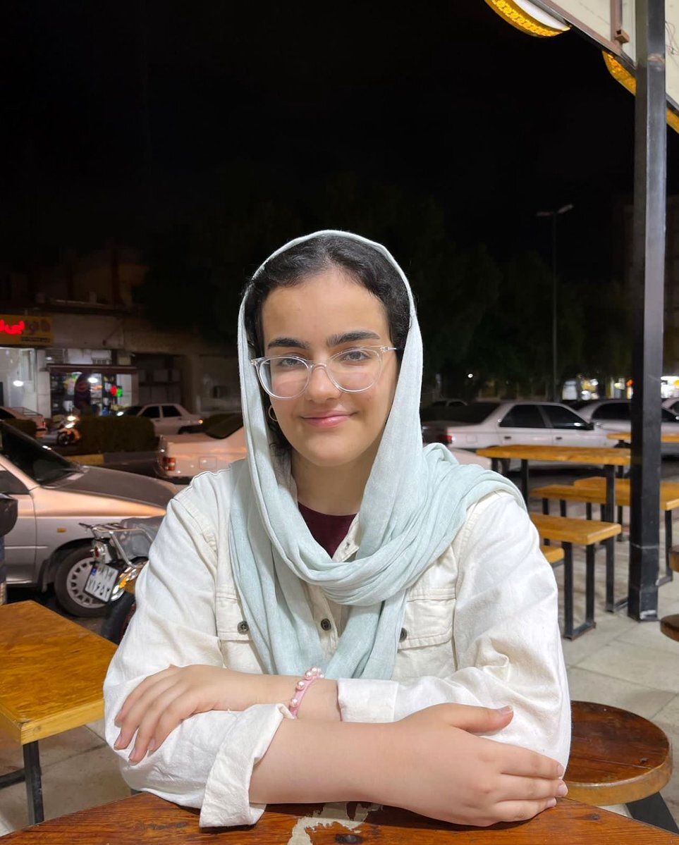 تصاویر جدیدی که از دخترِ رتبه یک کنکور وایرال شد_آفتاب شرق 7 تصاویر جدیدی که از دخترِ رتبه یک کنکور وایرال شد