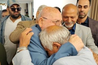 اشک‌های اصغر شرفی در آغوش حشمت مهاجرانی