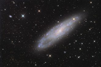 NGC 247 به همراه کهکشان مارپیچی براق NGC 253، بخشی از گروه کهکشان‌های مجسمه‌ساز است.