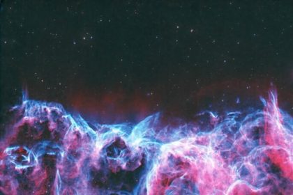NGC 6995، که به‌طور غیر رسمی به‌عنوان سحابی خفاش شناخته می‌شود، تنها 1/2 درجه، تقریباً به اندازه ظاهری ماه، گستره دارد.