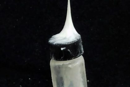 دانشمندان توانسته‌اند با الیاف مرد عنکبوتی خود اشیاء مختلف را بلند کنند.