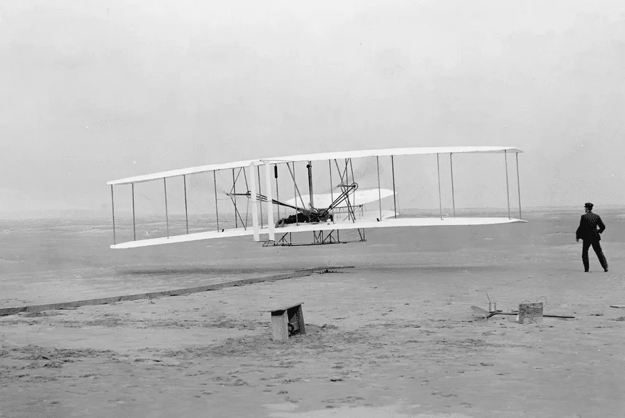 در 17 دسامبر 1903، ارویل رایت، اولین پرواز موتوری را با یک کشتی سنگین‌تر از هوا در نزدیکی کیتی هاوک، کارولینای شمالی، انجام داد.