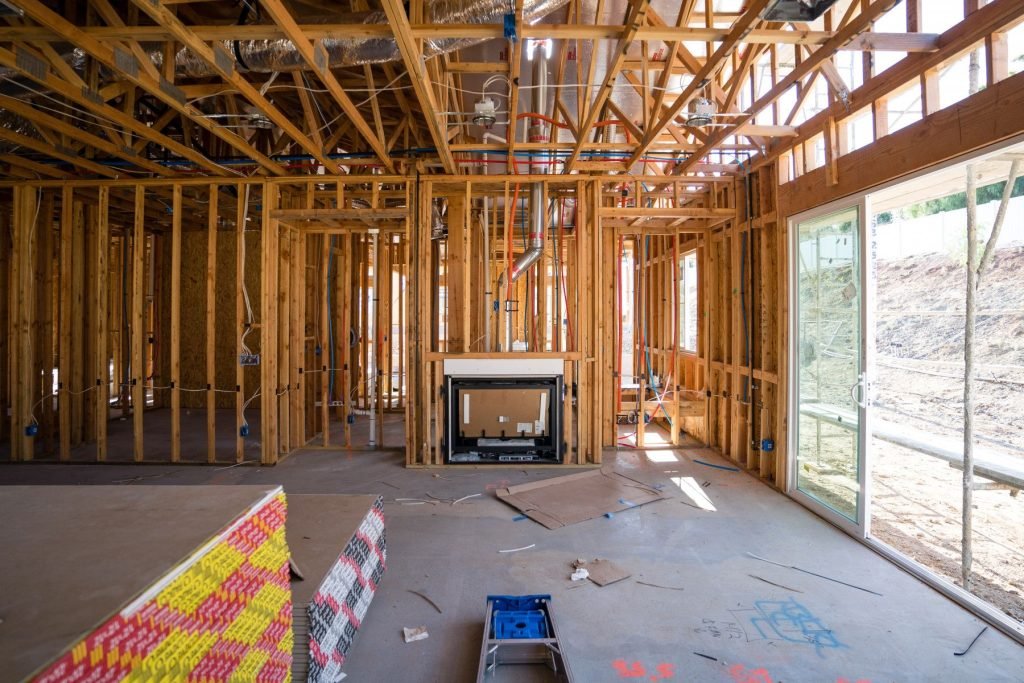 نصب یک سیستم خانه هوشمند با سیم در مرحله ساخت یا بازسازی ساده‌تر است.