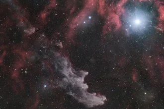 ستاره بتا شکارچی و سحابی سر جادوگر در یک قاب