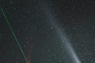 تصویر روز ناسا: دنباله‌دار و شهاب‌سنگ در یک قاب