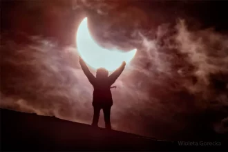 تصویر روز ناسا؛ خورشیدگرفتگی جزئی در آسمان ایسلند