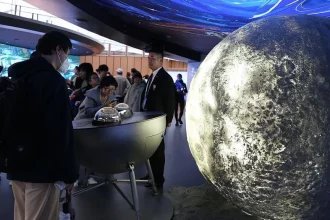  علی‌رغم جنگ تجاری، چین سنگ‌های جمع‌آوری شده از ماه را با آمریکا به اشتراک می‌گذارد