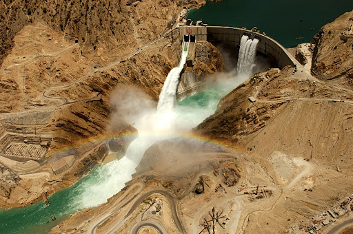 سد کارون 3 در میان کوه و در حال تخلیه آب در پشت سد است.