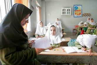 معلم مدرسه دانش آموز