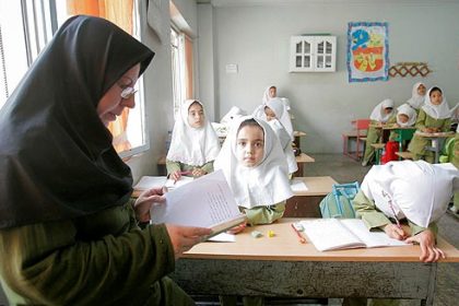 معلم مدرسه دانش آموز