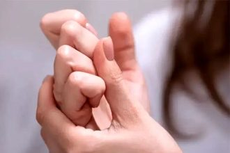 آیا شکستن قولنج منجر به آرتروز می‌شود؟/ بررسی علمی خطرات و باورهای رایج