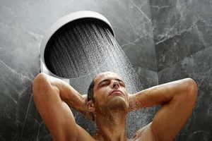 محققان بالاخره پاسخ دادند؛ دوش گرفتن در صبح بهتر است یا شب؟