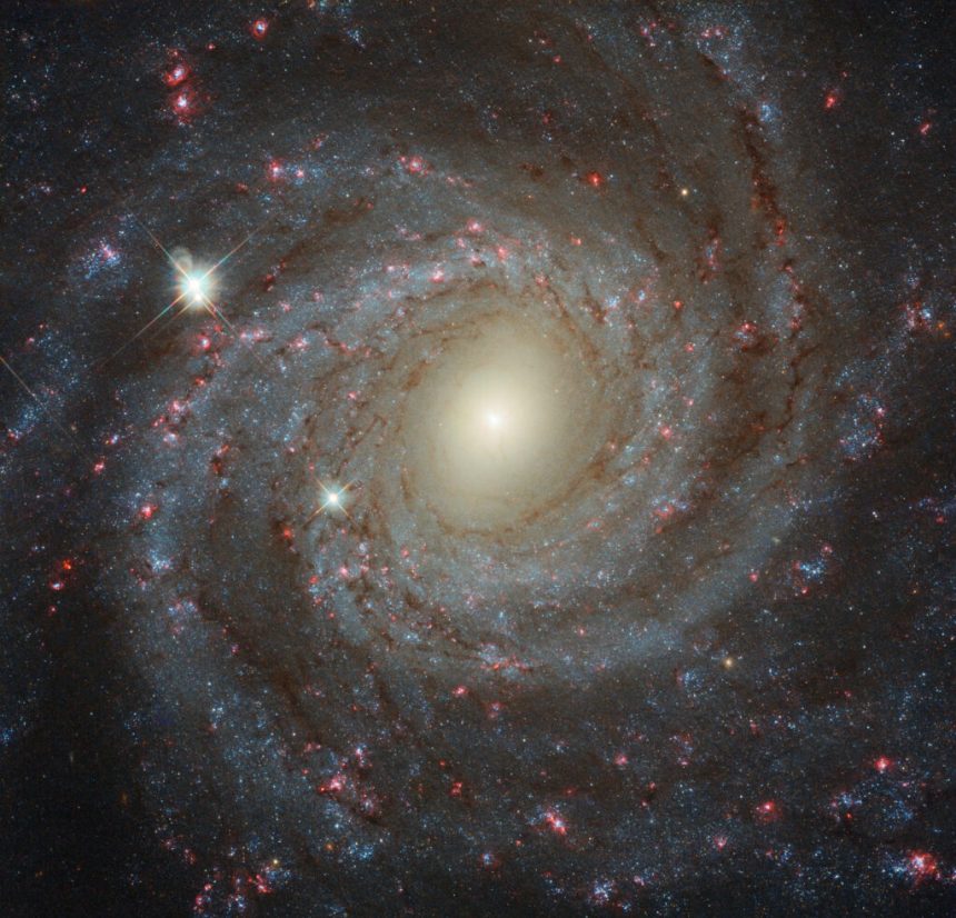 کهکشان مارپیچی NGC 3344 از نمای روبه‌رو