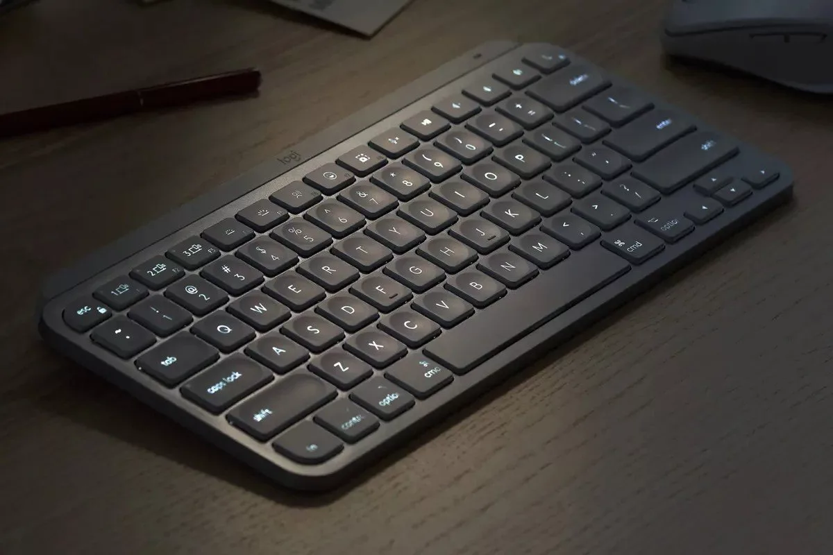 بهترین کیبوردهای بیصدا برای منفعت گیری در محیطهای آرام_آفتاب شرق 16 Logitech MX Keys
