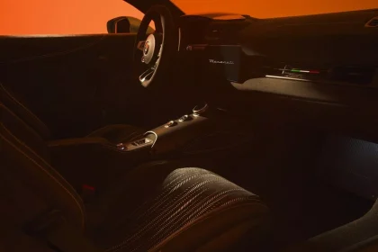 مازراتی MCPura معارفه شد؛ جانشین MC20 با تغییرات جزئی_آفتاب شرق 2 کابین