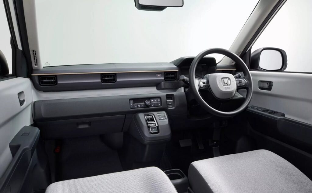 نگاهی به هوندا N-One e، کوچکترین ماشین برقی هوندا با قابلیت شارژ لوازم خانگی_آفتاب شرق 6 فضای داخلی