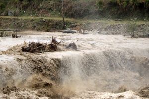 هشدار فوری سیلاب در مسیر رودخانه اترک/ تخلیه حاشیه رودخانه و انتقال دام‌ها/ ویدئو