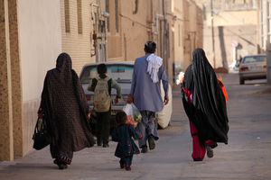 کودک ایرانی که به نادرست اخراج شده می بود به خانواده تحویل داده شده_آفتاب شرق 16 کودک ایرانی که به اشتباه اخراج شده بود به خانواده تحویل داده شده