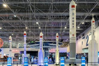 چین قدرتمندترین موشک خود را برای مأموریت فضایی ماه آزمایش کرد_آفتاب شرق 6 موشک لانگ مارچ 10 چین