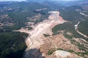 سد نیلوفر کاملاً خشک شده، فقط ۳۵ روز آب باقی مانده است_آفتاب شرق 9 سد نیلوفر کاملاً خشک شده، فقط ۳۵ روز آب باقی مانده است