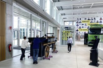 اولین کامیون بنزینی کمپانی دایملر درحال بازسازی است_آفتاب شرق 11 بازسازی اولین کامیون بنزینی دایملر