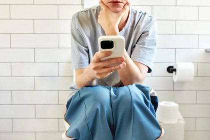 منفعت گیری از موبایل در توالت خطر ابتلا به بواسیر را افزایش میدهد_آفتاب شرق 18 رابطه موبایل و بواسیر
