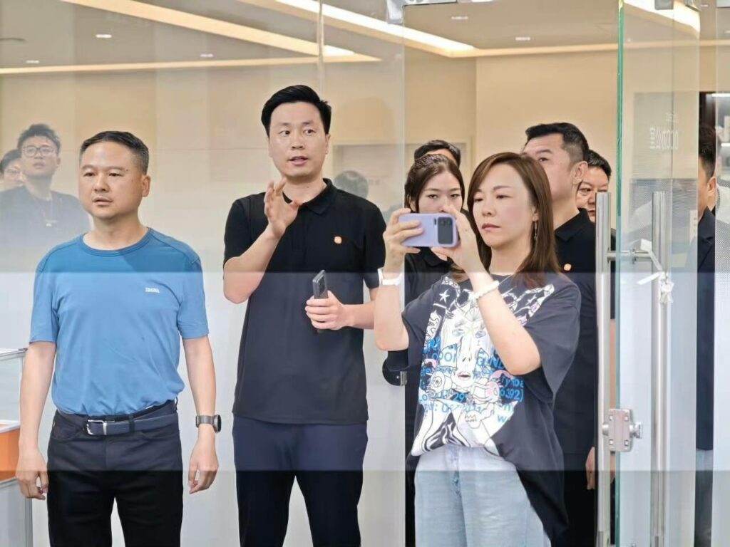 سری شیائومی 16 به گمان زیادً مجدد در قاب عقب نمایشگر ثانویه خواهد داشت_آفتاب شرق 7 شیائومی 16 در دست