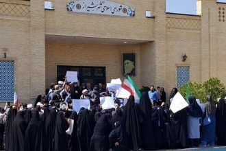 ماجرای یک برنامه جنجالی در شهربازی جنت شیراز/ تجمع جمعی از شیرازیها در روبه رو شورای شهر/ مدیر شهربازی جنت شیراز عزل شد_آفتاب شرق 5 تجمع جمعی ازمردم شیراز درمقابل شورای شهر؛اعتراض به اتفاقات شهربازی جنت