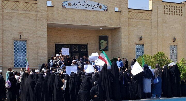 تجمع جمعی ازمردم شیراز درمقابل شورای شهر؛اعتراض به اتفاقات شهربازی جنت