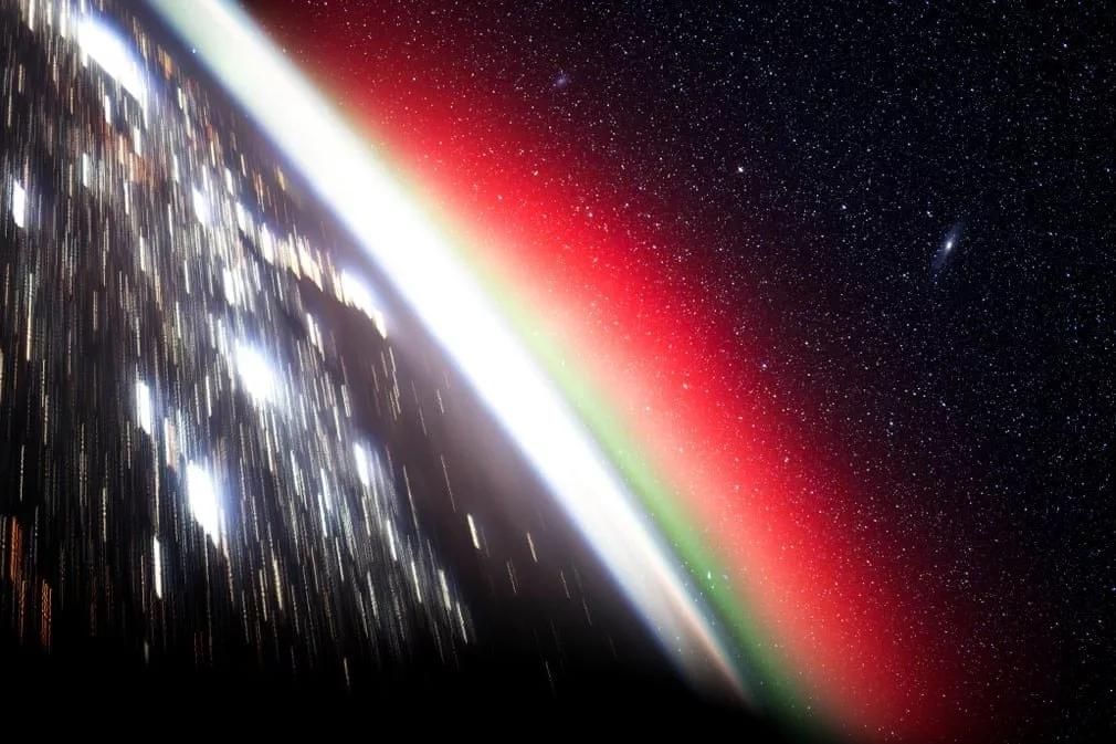 تصاویر شگفت انگیز مسابقه عکاسی نجومی 2025 را ببینید + گالری_آفتاب شرق 12 زمین از مدار زمین